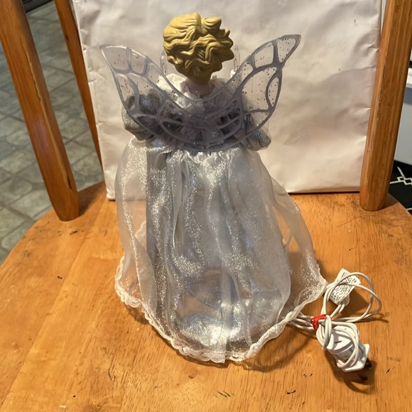 New, but no box. Lovely 10” angel tree topper which lights up n blinks. Perfect - Picture 4 of 9